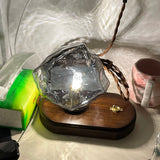 Üvegből készült asztali lámpa jégkő formájában