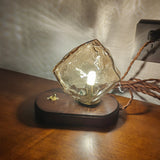 Üvegből készült asztali lámpa jégkő formájában